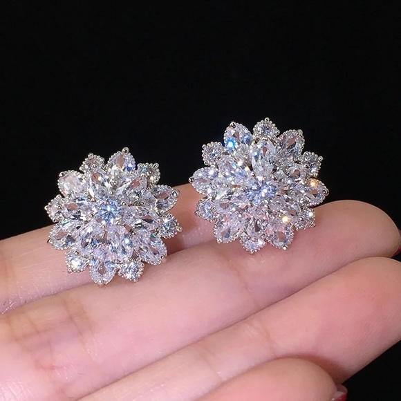 New Women’s 925 Silver Romantic Flower Diamond Stud Earrings - Picture 8 of 8